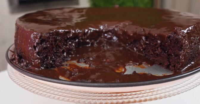 Bolos: Bolo de Chocolate Úmido e Rápido: Mexeu, Tá Pronto!