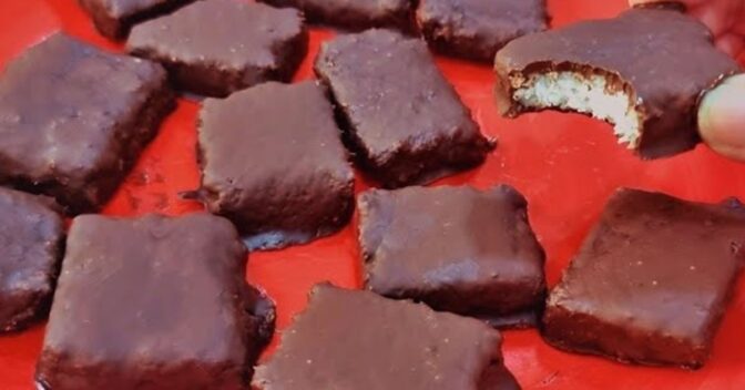 Doces: Bombom Low Carb de Coco e Chocolate: Delícia Fácil e Saudável com Apenas 4 Ingredientes!