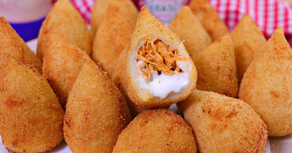 Coxinhas Douradas de Frango: A Receita Perfeita com Massa Cremosa e Casquinha Crocante 