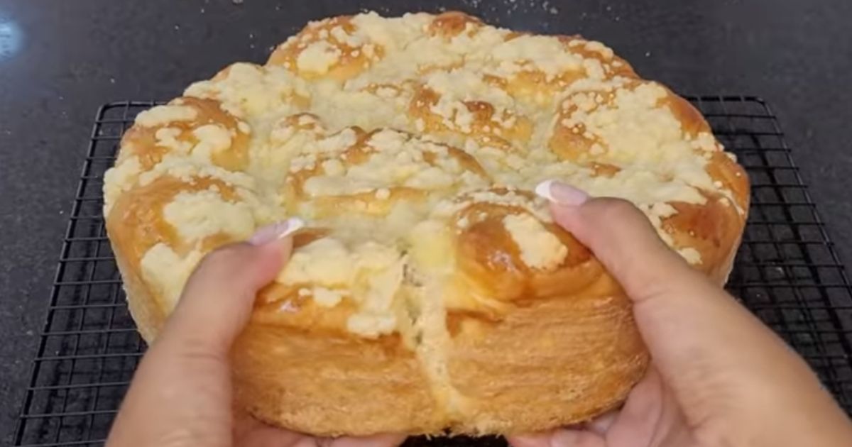 Delicie-se com um Pão Caseiro Simples e Fofinho – A Cuca que Todos Amam em Casa! 