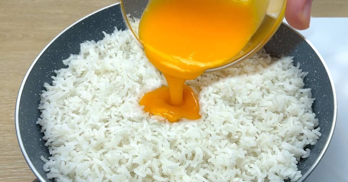 Um jeito diferente de fazer arroz com ovos, esse truque culinário faz com que as claras fiquem douradas durante o cozimento 