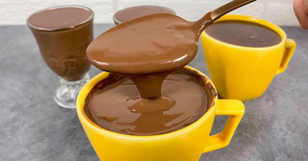 Faça um mimo para si mesmo após um longo dia com esse chocolate quente cremoso sem leite condensado 