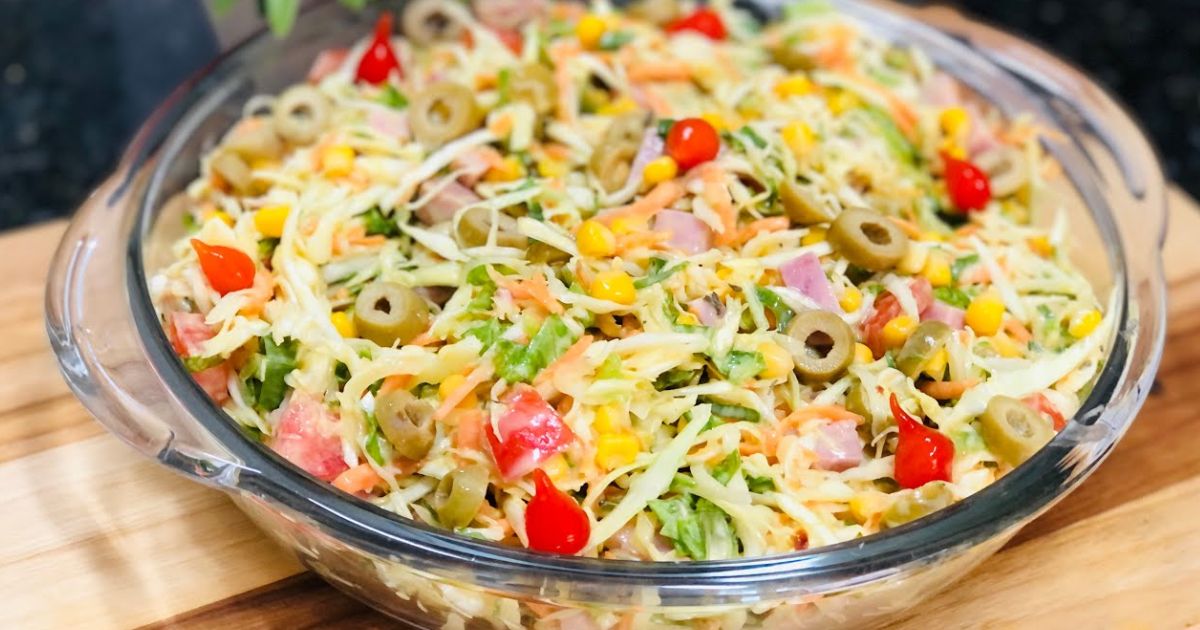 Salada mista com molho especial traz uma combinação inusitada de sabores e texturas deliciosos 