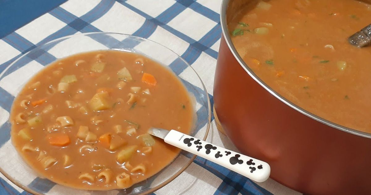 Sopas e Caldos: Sopa de Feijão com Macarrão 