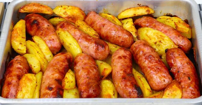 Carnes: LINGUIÇA ASSADA COM BATATA NO FORNO A melhor combinação para um ALMOÇO FÁCIL