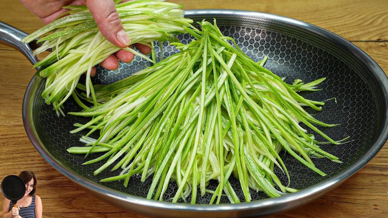 Basta ralar 1 abobrinha e 1 batata você terá a base para um jantar simples e saboroso 