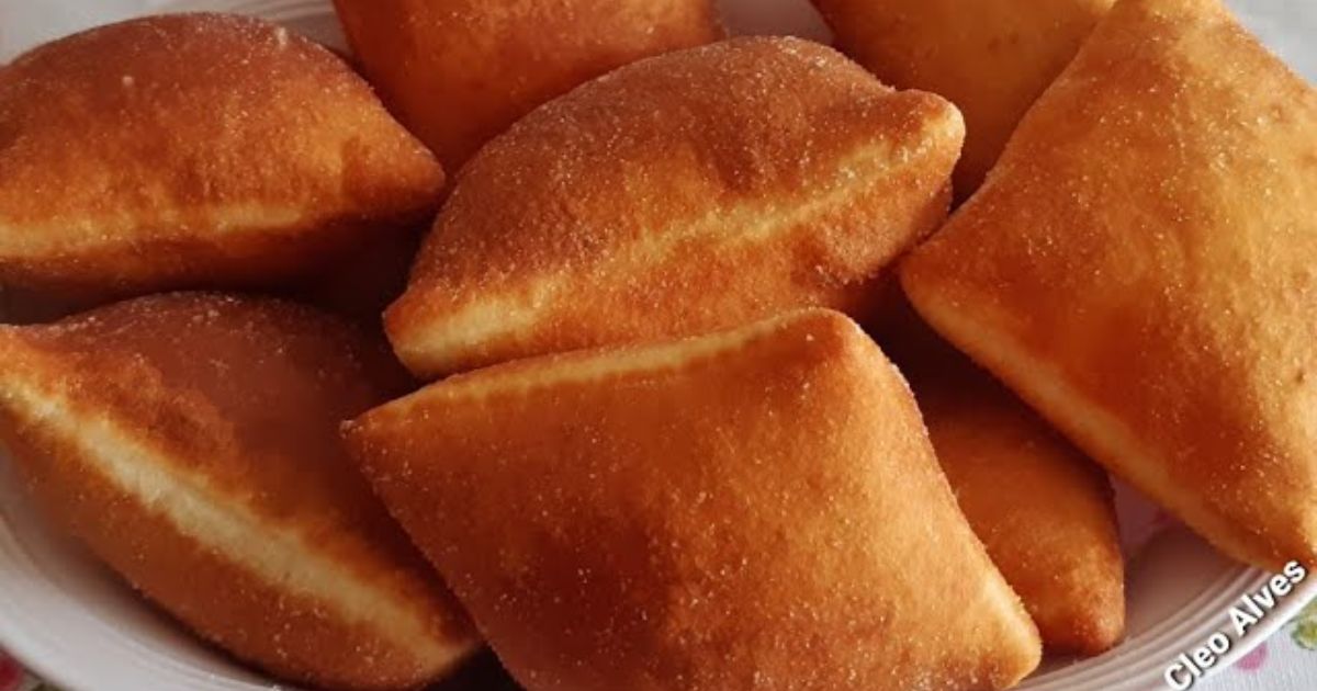 Pãozinho de 3 ingredientes sem forno, sem leite e sem ovos, quem come um come mais 