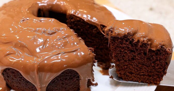 Bolos: Bolo Pão de Mel coberto com chocolate leva noz-moscada e gengibre