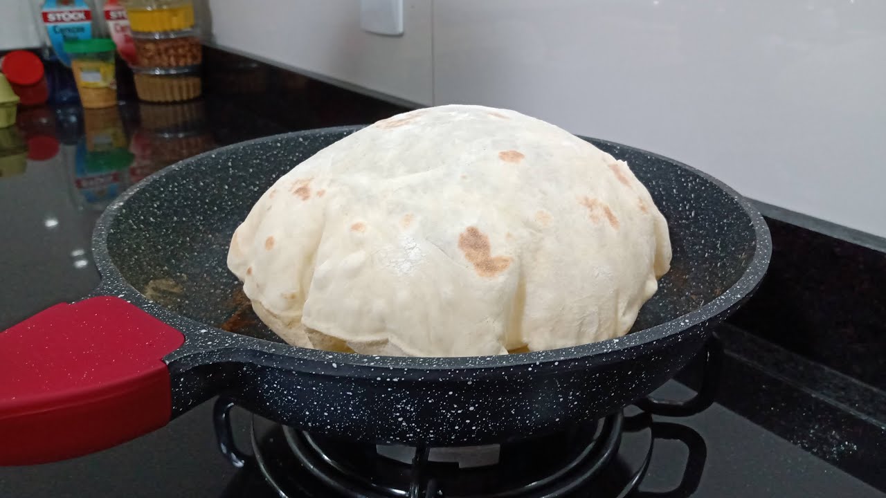 Pão que infla como um balão quando está sendo feito é delicioso e fica com um interior macio e areado 