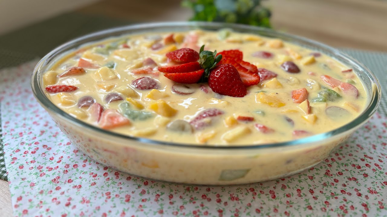 Salada de frutas cremosa e refrescante, uma sobremesa leve e fácil de fazer 