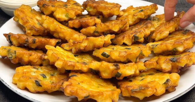 Pratos Únicos: Panquecas de Batata e Abobrinha com Molho de Iogurte