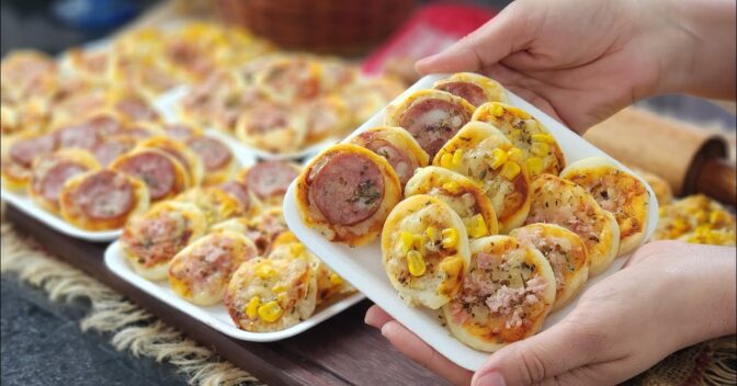 Lanches: Mini Pizzas Caseiras com Calabresa e Queijo
