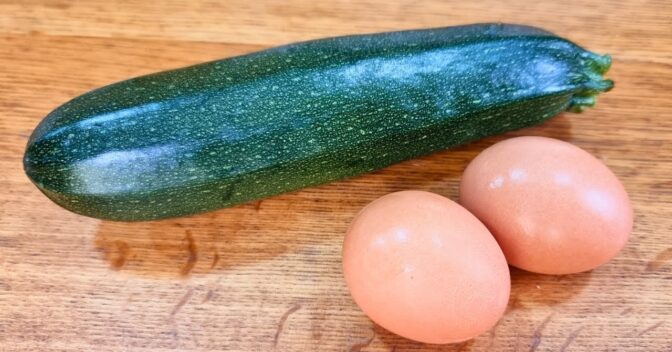 Lanches: Experimente a combinação incrível de ovo cru e abobrinha: um prato delicioso, baixo em calorias, sem glúten e rico em fibras para se apaixonar.