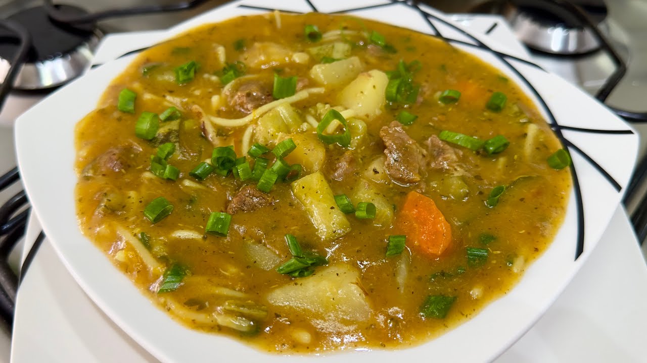 Sopas e Caldos: Deliciosa combinação de carne, vegetais e massa em uma sopa reconfortante 