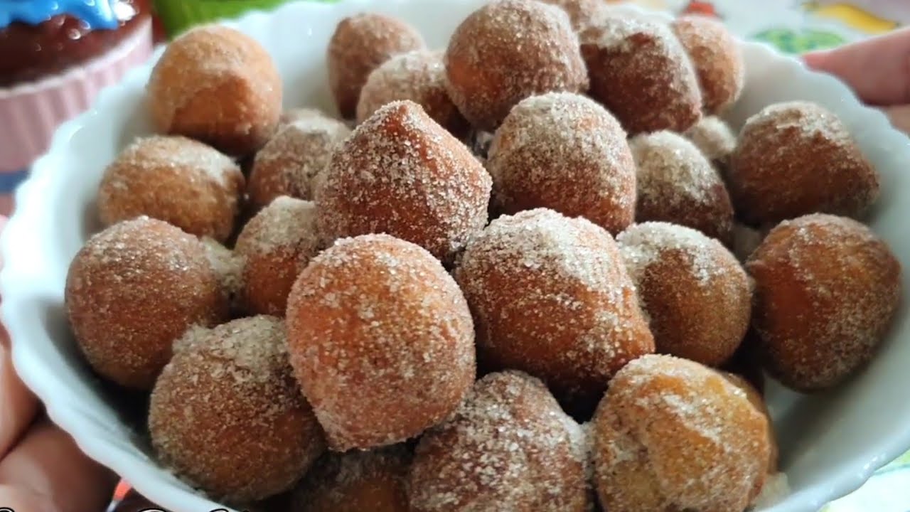 Prepare-se para um prazer irresistível: a perfeição do bolinho de chuva envolto em açúcar e canela 